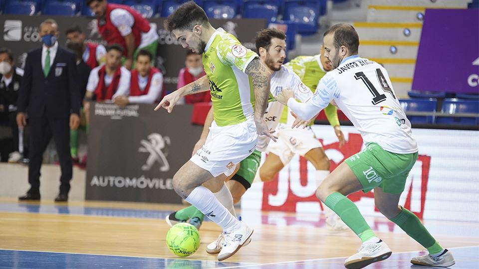 Mati Rosa, de Palma Futsa, protege el balón ante Javi Amorós, de BeSoccer CD UMA Antequera.