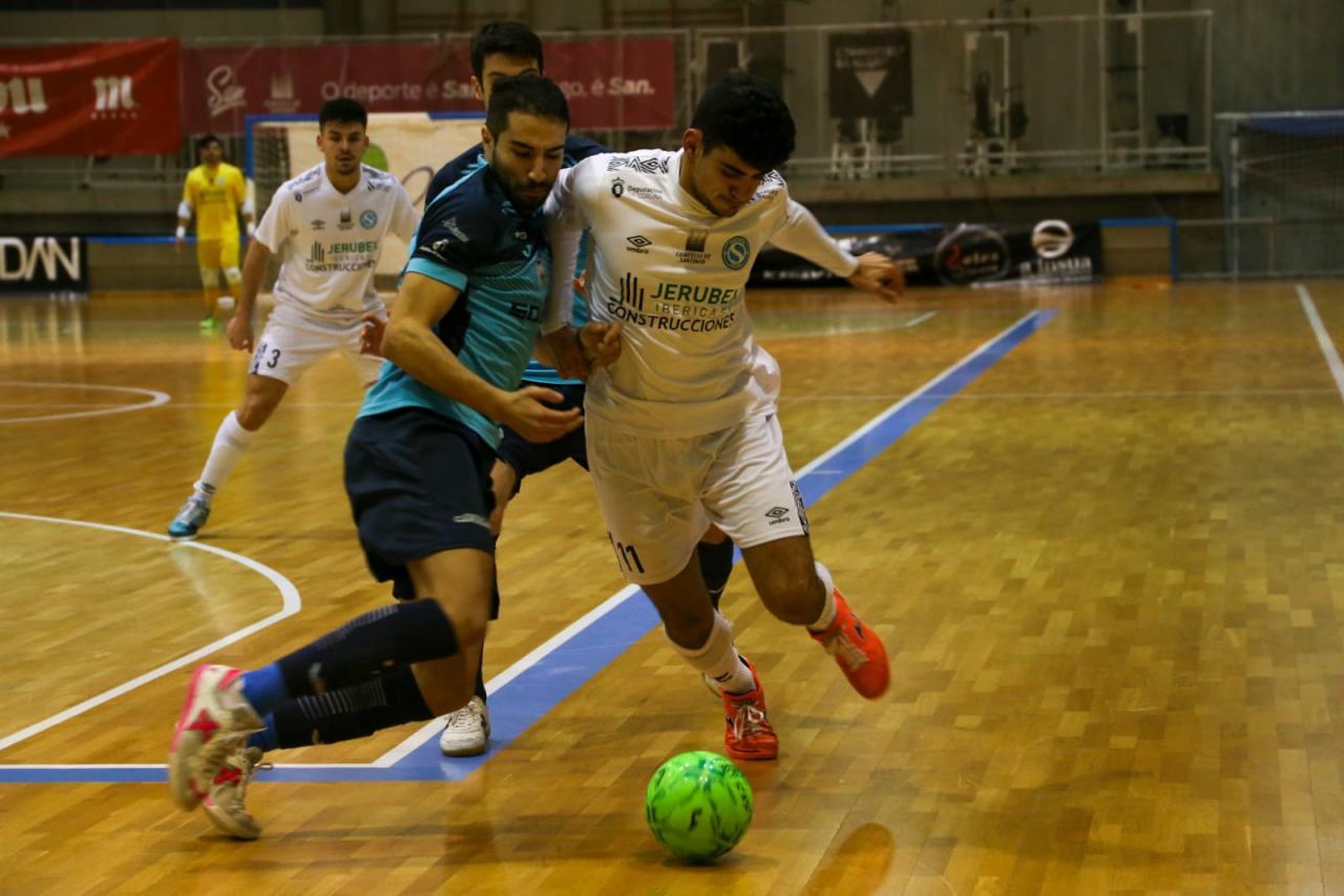 Quintás, del JERUBEX Santiago Futsal, conduce ante Anass, del FS Talavera (Fotografía: Jesús Figueroa)