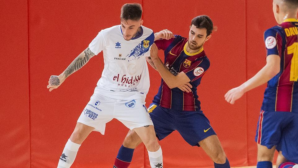 Antoñito, jugador del Manzanares Quesos El Hidalgo, protege el balón ante Mario, del Barça B.