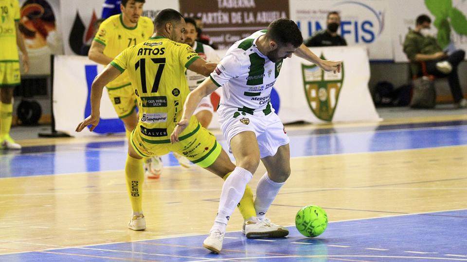 Saura, jugador del Córdoba Patrimonio de la Humanidad, protege el balón frente a Attos, del Jaén FS.