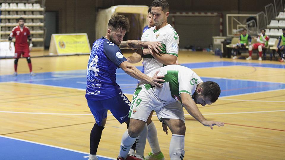 Pipi, jugador de Bisontes Castellón, ante Rubi y Elián, del Elche CF.