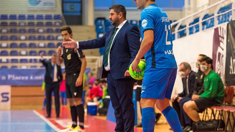 Josan González, entrenador del Córdoba Patrimonio de la Humanidad, durante un partido