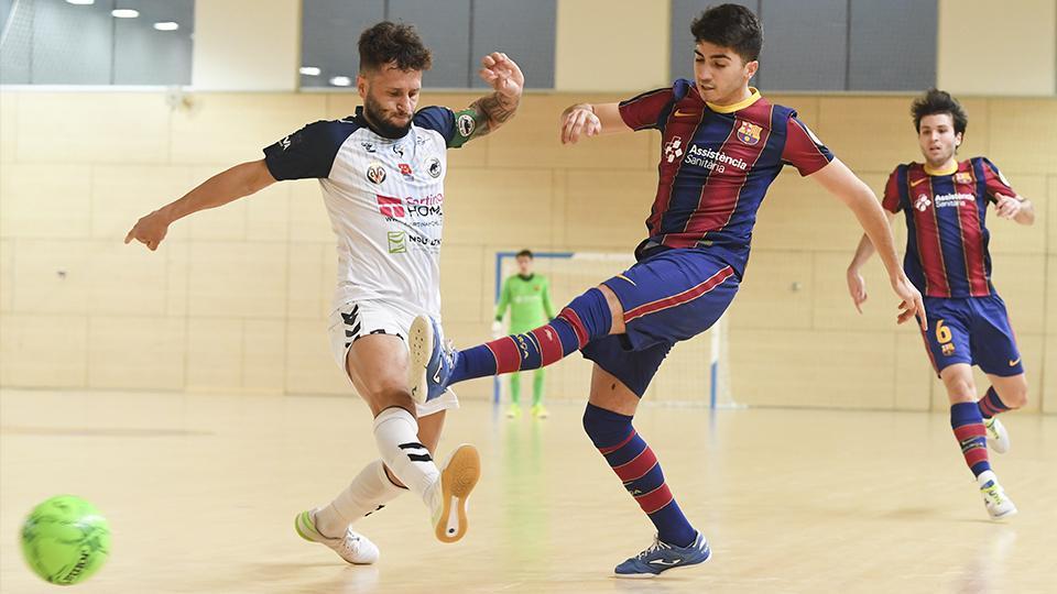 Víctor Pérez, jugador del Barça B, ante Pipi, de Bisontes Castellón.