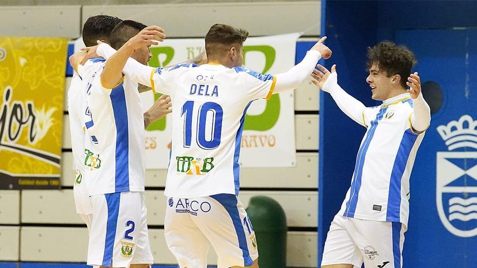 Los jugadores del CD Leganés celebran un tanto.