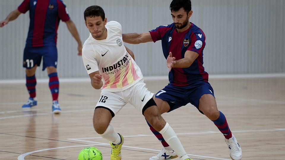 Cardona, de Industrias Santa Coloma, pugna por el balón con Rubi Lemos, de Levante UD.