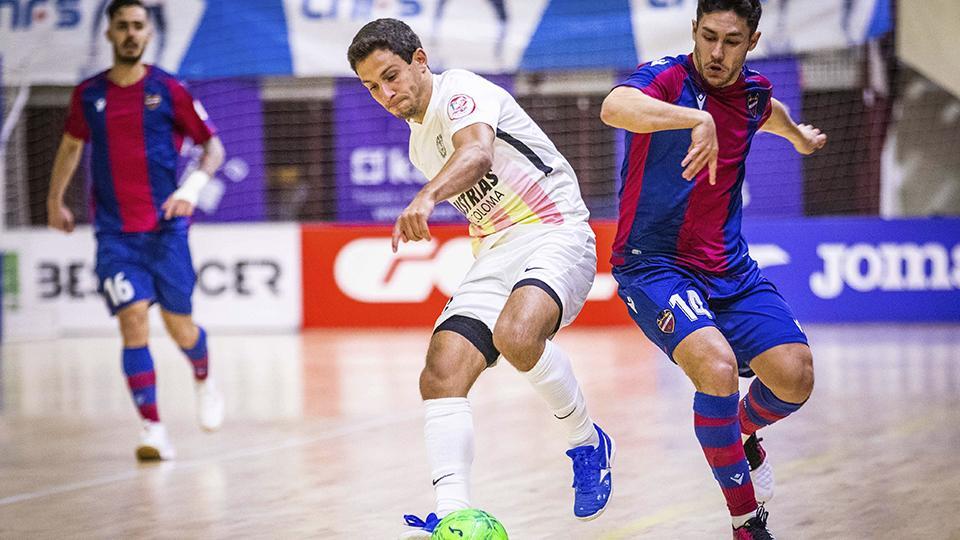 A. Cardona, del Industrias Santa Coloma, controla el balón ante Roger, del Levante UD FS