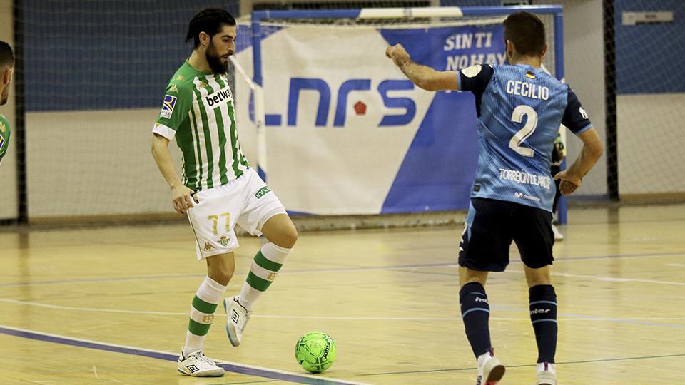 Emilio Buendía, jugador del Real Betis Futsal, ante Cecilio, de Inter FS.