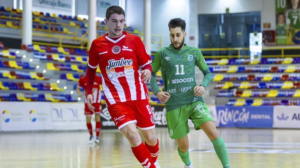 Mellado, jugador del Jimbee Cartagena, ante Álex Fuentes, del BeSoccer CD UMA Antequera.