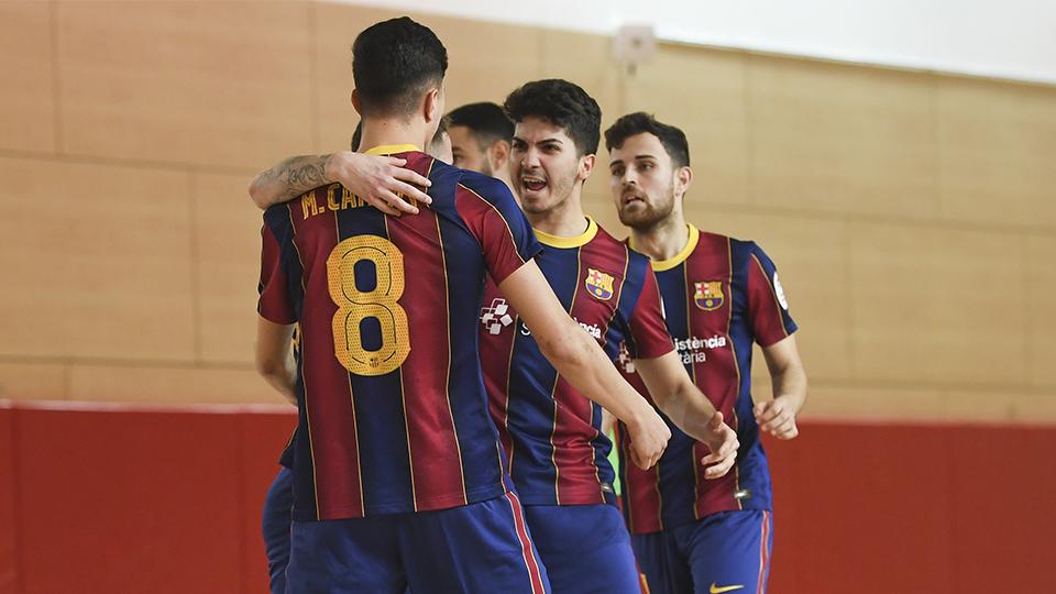 Los jugadores del Barça B celebran un gol.