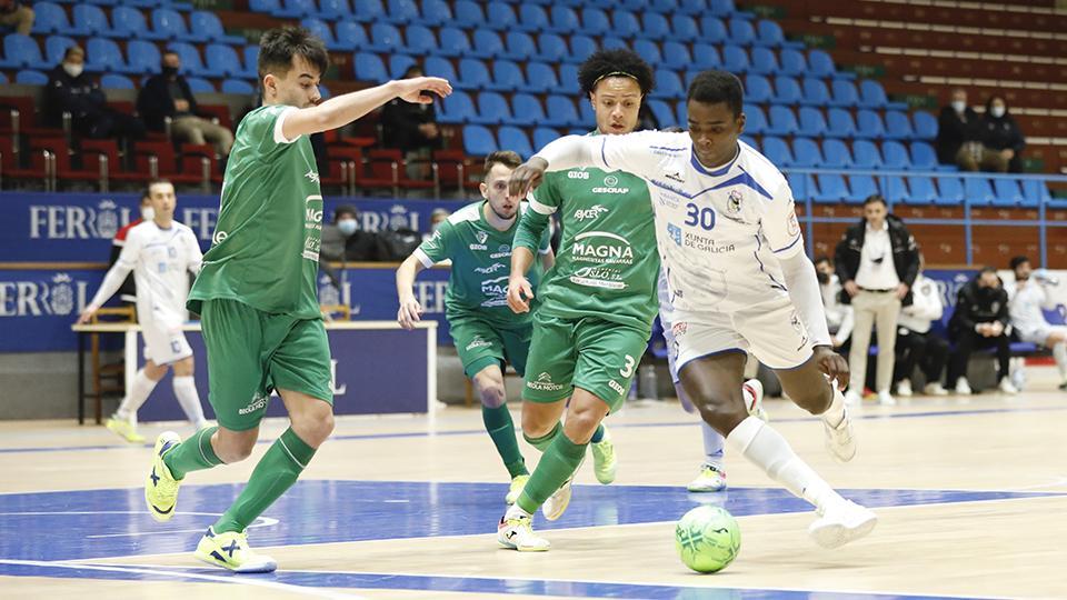 Hélder, jugador de O Parrulo Ferrol, ante Tony y Juninho, de Osasuna Magna Xota. (Foto: Hugo Nidáguila / Instantes Momentos Fotográficos)