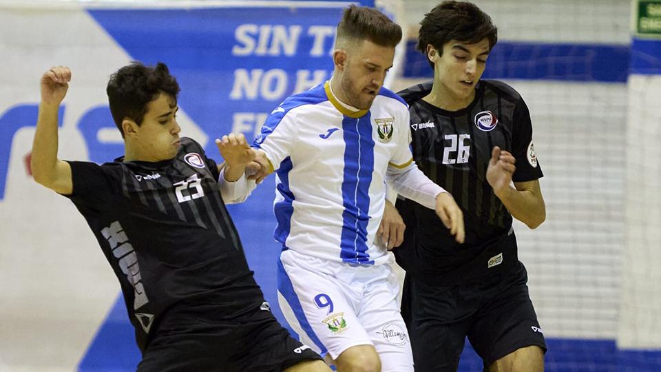 Dani Gómez, de CD Leganés, pelea el balón con dos jugadores de Rivas Futsal.