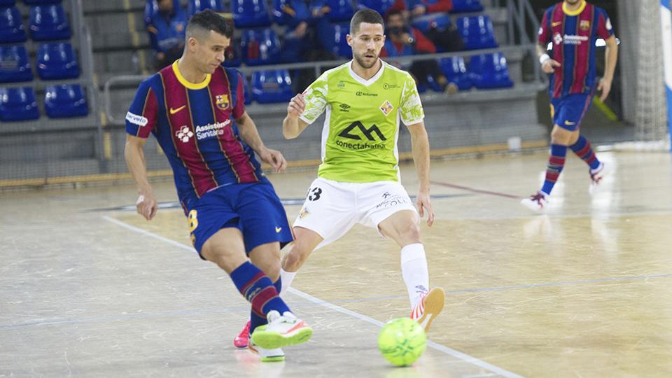 Marcenio, del Barça, da un pase ante Raúl Campos, de Palma Futsal (Fotografía: Ernesto Arandilla)