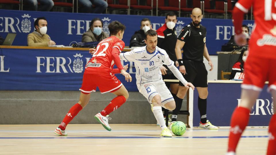 Adri, jugador de O Parrulo Ferrol, ante Avellino, del Jimbee Cartagena. (Foto: Hugo Nidáguila / Instantes Momentos Fotográficos)