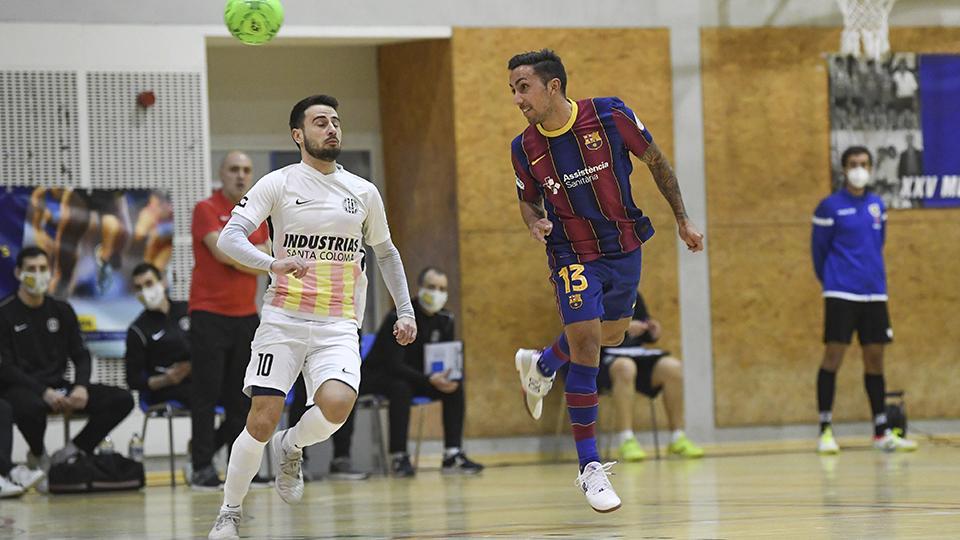 Sepe, de Industrias Santa Coloma, y Joselito, de Barça, pugnan por el balón.