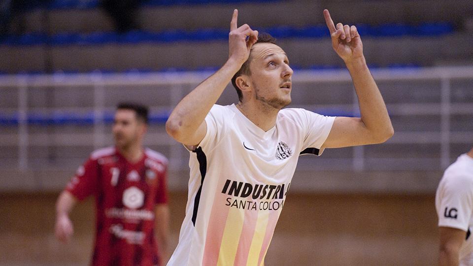 Drahovsky, jugador de Industrias Santa Coloma, celebra un gol.