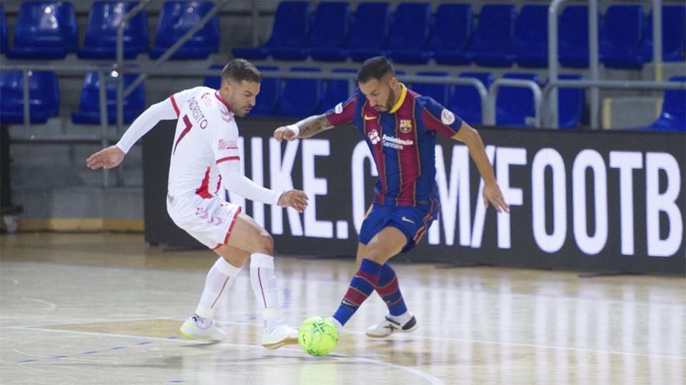 Andresito, de Jimbee Cartagena, pelea por el balón con Ximbinha, del Barça