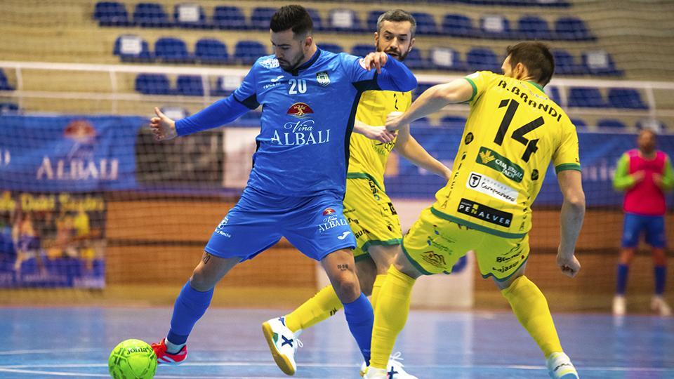 Chino, jugador de Viña Albali Valdepeñas, ante Alan Brandi, de Jaén FS. (Foto: ACP-FSV)