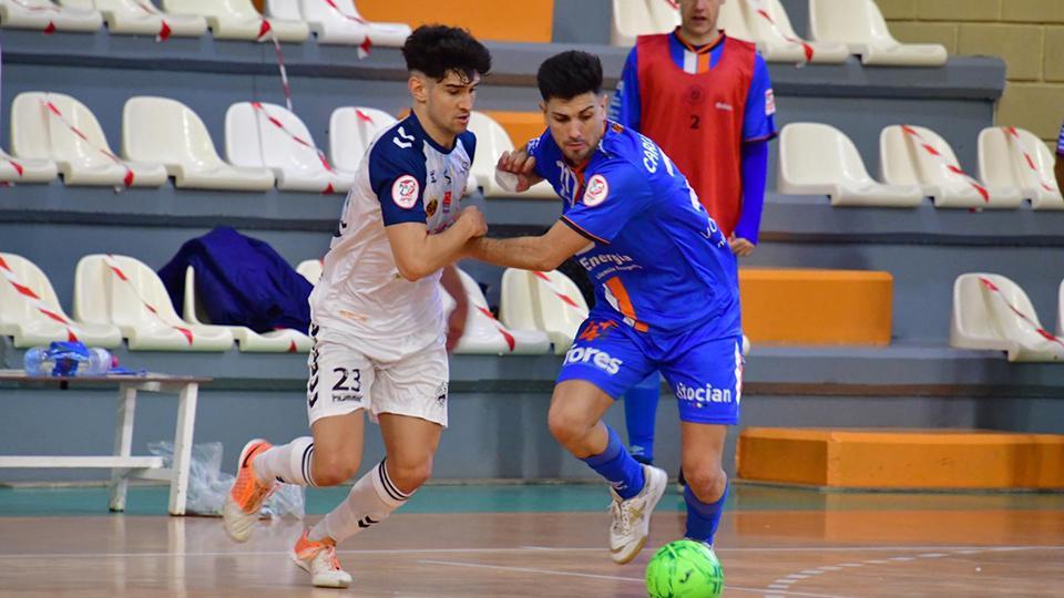 Toni Jodas, jugador de Bisontes Castellón pugna por el balón con Carlos García, del Full Energía Zaragoza. (Foto: Andrea Royo López)