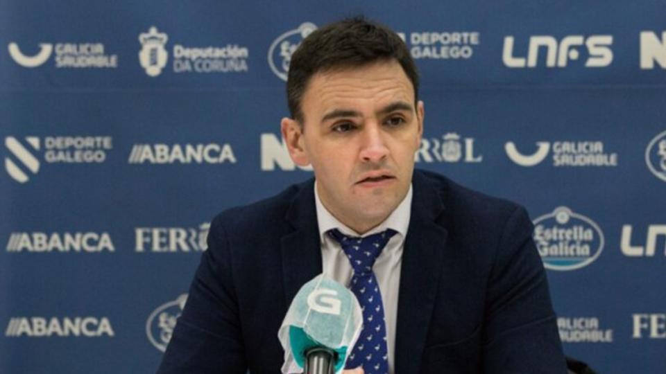 Héctor Souto, entrenador de O Parrulo Ferrol, en rueda de prensa (Fotografía: Hugo Nidáguila / Instantes Momentos Fotográficos)