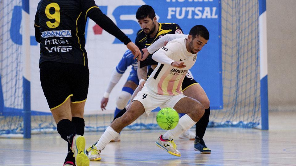 Uri Santos, de Industrias Santa Coloma, controla el balón ante Iago Rodríguez, de O Parrulo Ferrol