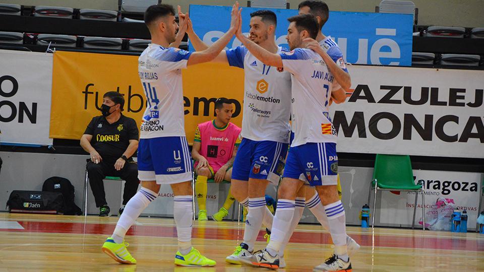 Los jugadores del Fútbol Emotion Zaragoza celebran un gol.