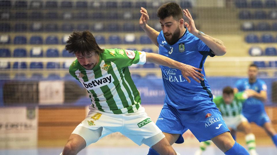 Chaguinha, jugador del Real Betis Futsal, protege el balón ante Catela, del Viña Albali Valdepeñas. (Foto: ACP-FSV)