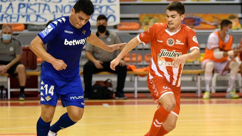 Bocao, del Real Betis Futsal, y Mellado, del Jimbee Cartagena, pugnan por el balón