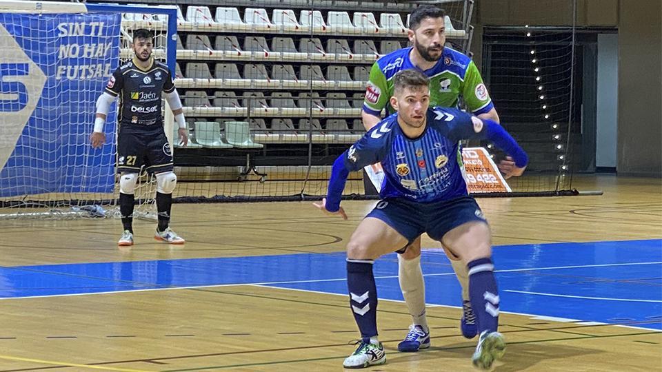 Sancho, de Bisontes Castellón FS, ante la presión rival.