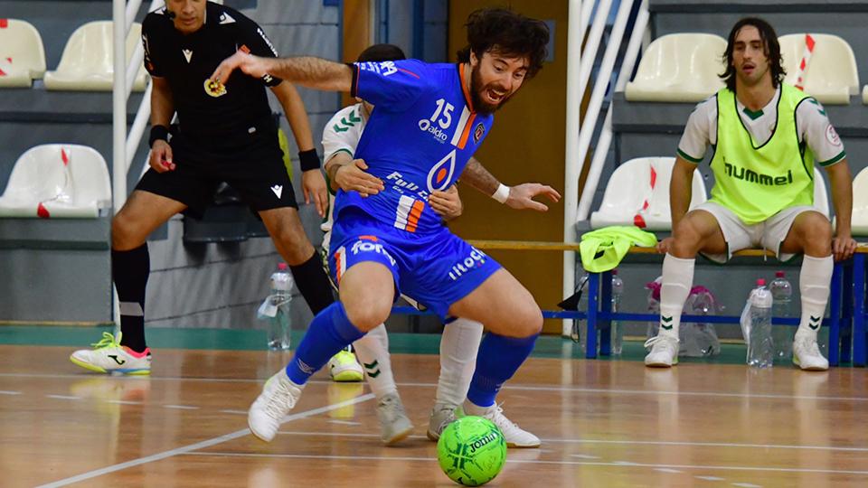 Nano Modrego, jugador del Full Energía Zaragoza, protege el balón.