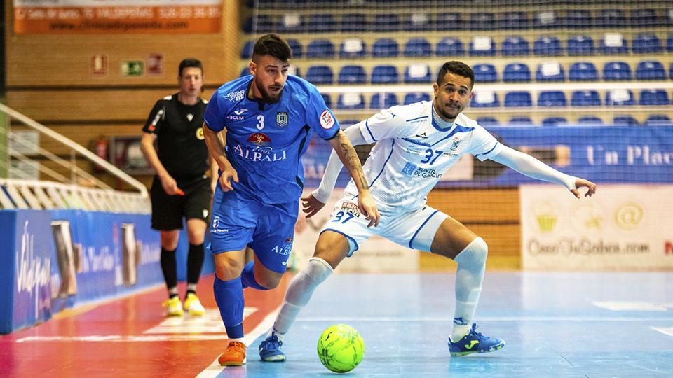 Catela, de Viña Albali Valdepeñas, conduce el balón.