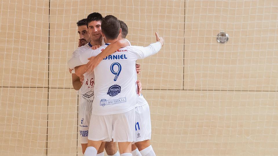 Los jugadores del Manzanares Quesos El Hidalgo celebran un gol.