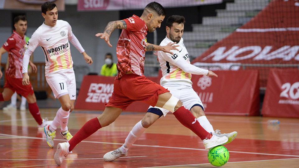 Felipe Valerio, de ElPozo Murcia Costa Cálida, y Sepe, de Industrias Santa Coloma, pelean por el balón.