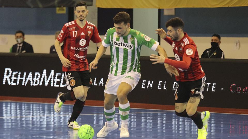 Éric Pérez, del Real Betis Futsal, conduce el balón ante dos rivales del Fútbol Emotion Zaragoza