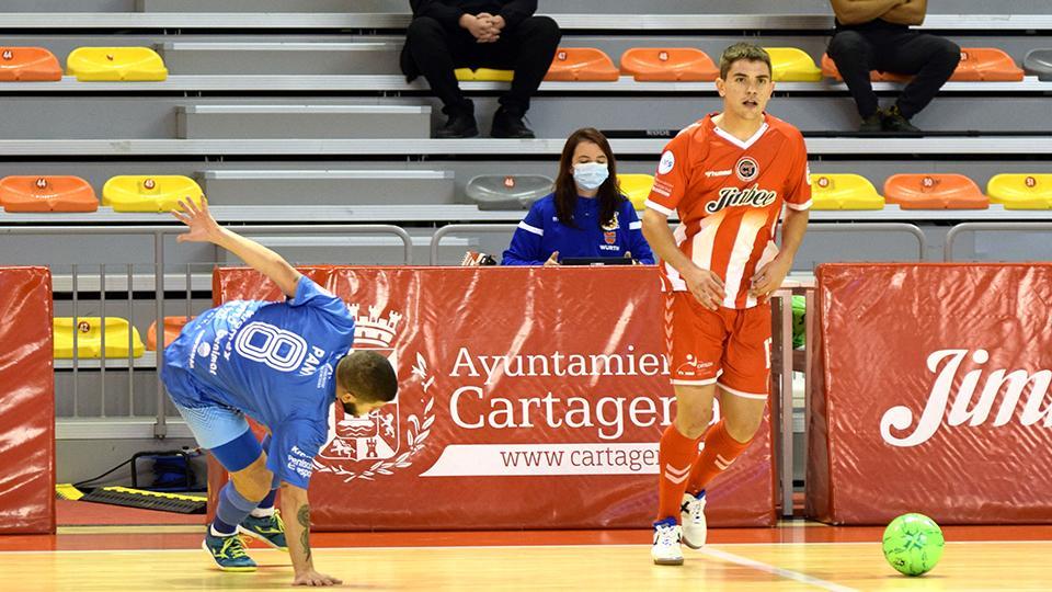 Mellado, jugador del Jimbee Cartagena, ante Paniagua, del Peñíscola FS.