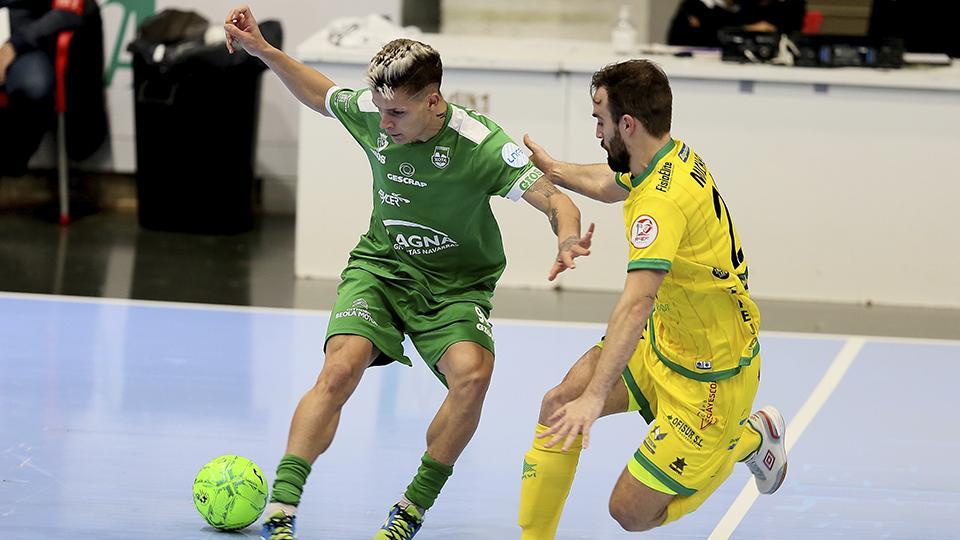 Fabinho, jugador del Osasuna Magna Xota, ante Michel, de Jaén FS. (Foto: Jesús Aguirre)