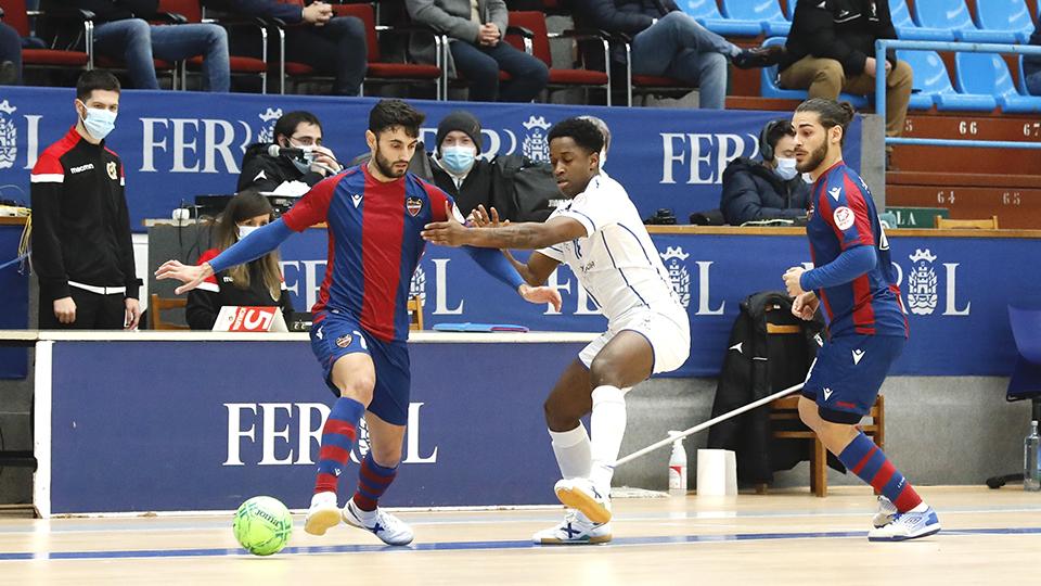 Rubi Lemos, de Levante UD, controla el balón ante Xavier, de O Parrulo Ferrol.