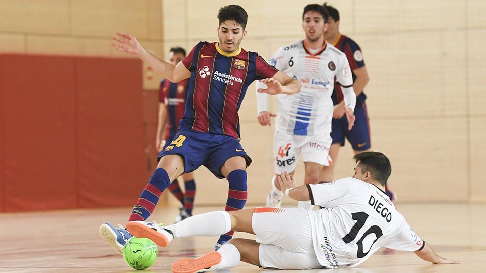 Víctor Pérez, jugador del Barça B, ante Diego Pardo, del Full Energía Zaragoza.
