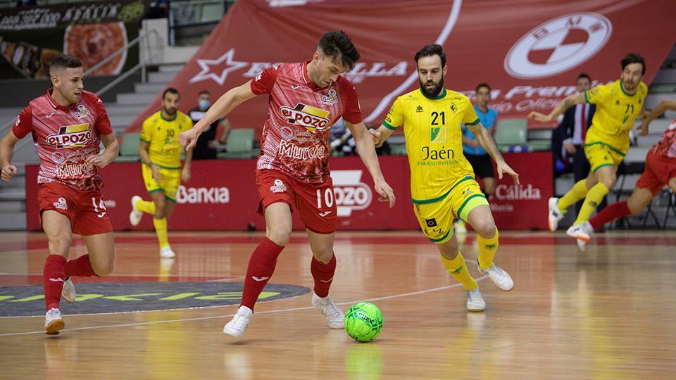 Pol Pacheco, jugador de ElPozo Murcia Costa Cálida, ante Michel, del Jaén FS.