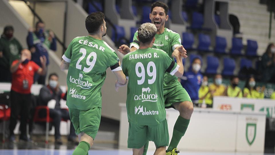 Los jugadores de Osasuna Magna Xota celebran un gol.