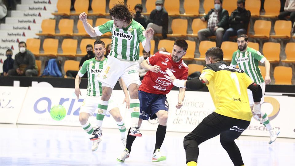 Chaguinha, de Real Betis Futsal, y Roberto Martil, de Osasuna Magna Xota, pugnan por el balón.