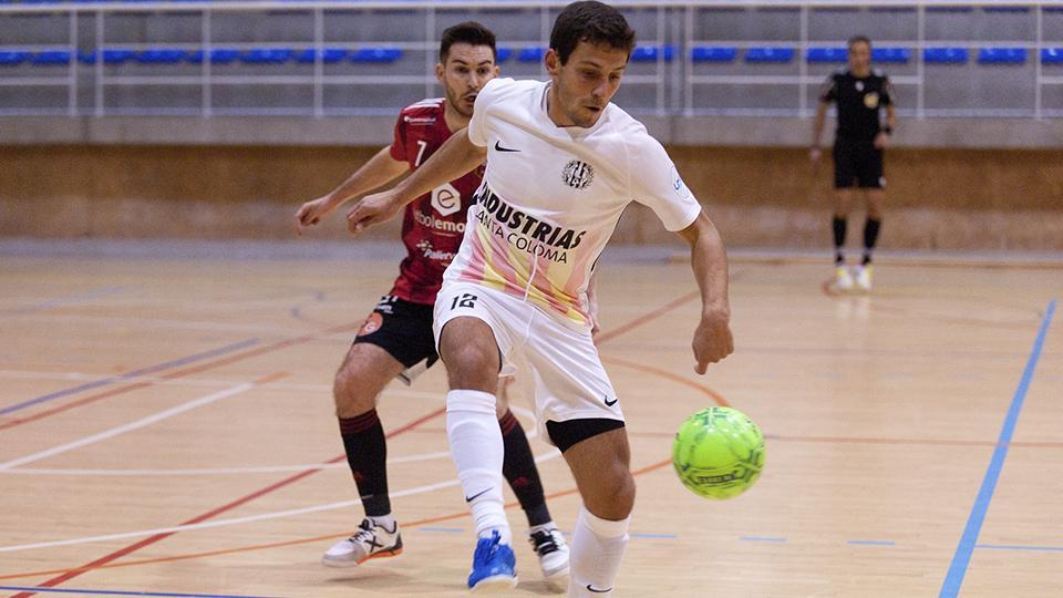 Cardona, jugador de Industrias Santa Coloma, protege el balón ante Javi Alonso, del Fútbol Emotion Zaragoza.