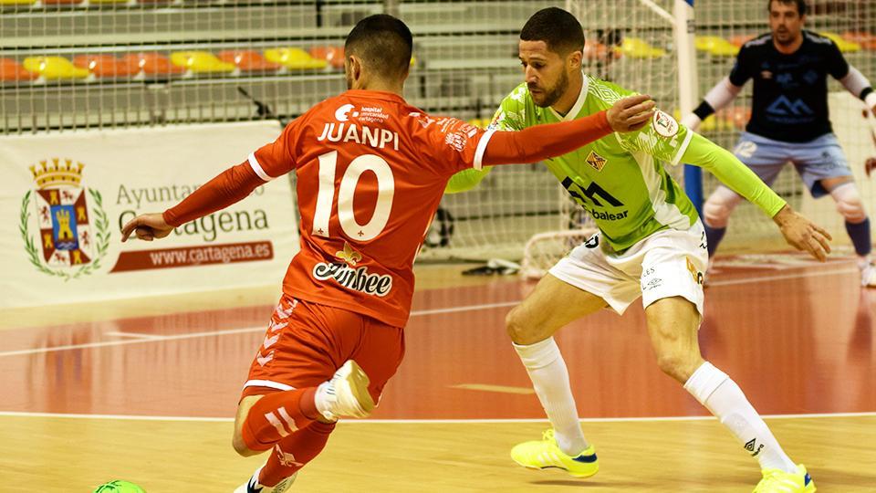 Juanpi, jugador del Jimbee Cartagena, dispara ante Raúl Campos, del Palma Futsal.