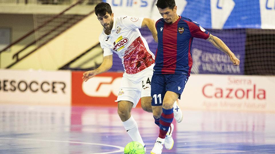 Gallo, del Levante UD FS, conduce el balón ante Ismael, de ElPozo Murcia Costa Cálida