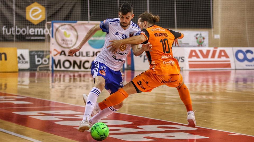 Adri Ortego, del Fútbol Emotion Zaragoza, conduce el balón ante Matamoros, del Burela FS