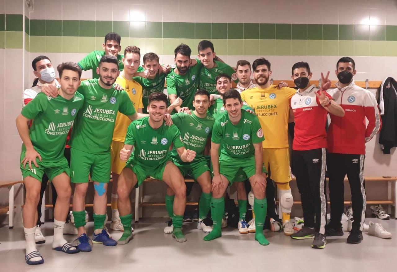 La plantilla de JERUBEX Santiago Futsal celebran una victoria.