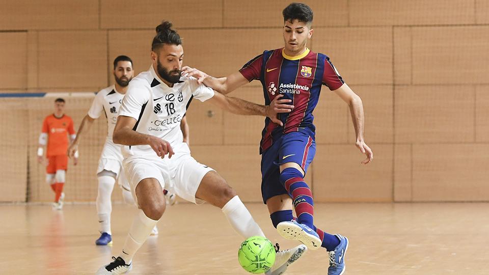 Lucas Francini, de la Unión África Ceutí, disputa el balón con Víctor Pérez, del Barça B