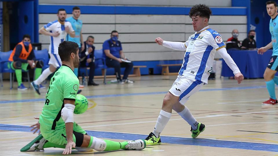 Guille, del CD Leganés, en un mano a mano.