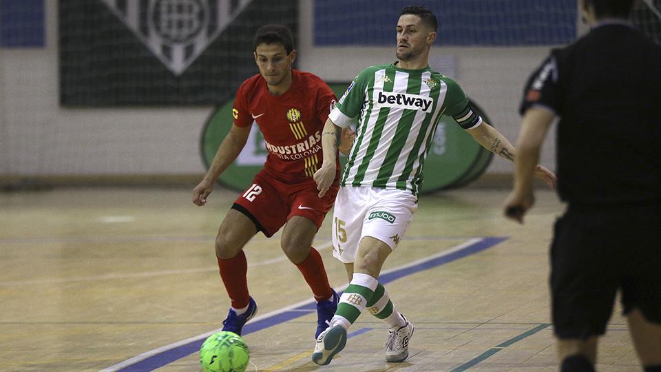 Rubén Cornejo, del Real Betis Futsa, efectúa un pase ante A. Cardona, de Indsutrias Santa Coloma