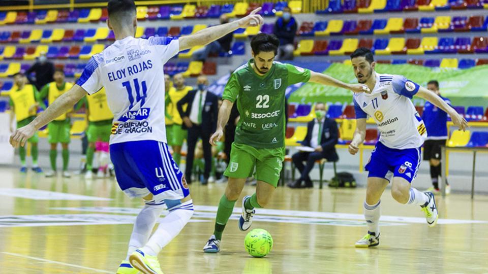 Raúl Canto, del BeSoccer UMA Antequera, conduce el balón ante Dian Luka y Eloy Rojas, del Fútbol Emotion Zaragoza (Fotografía: ISO 100 Photo Press)