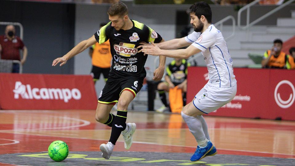 Alberto, de ElPozo Murcia Costa Cálida, conduce el balón ante Iago Rodríguez, de O Parrulo Ferrol (Fotografía: Pascu Méndez)